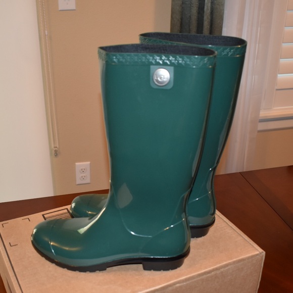 UGG Shaye Boot - Picture 8 of 8